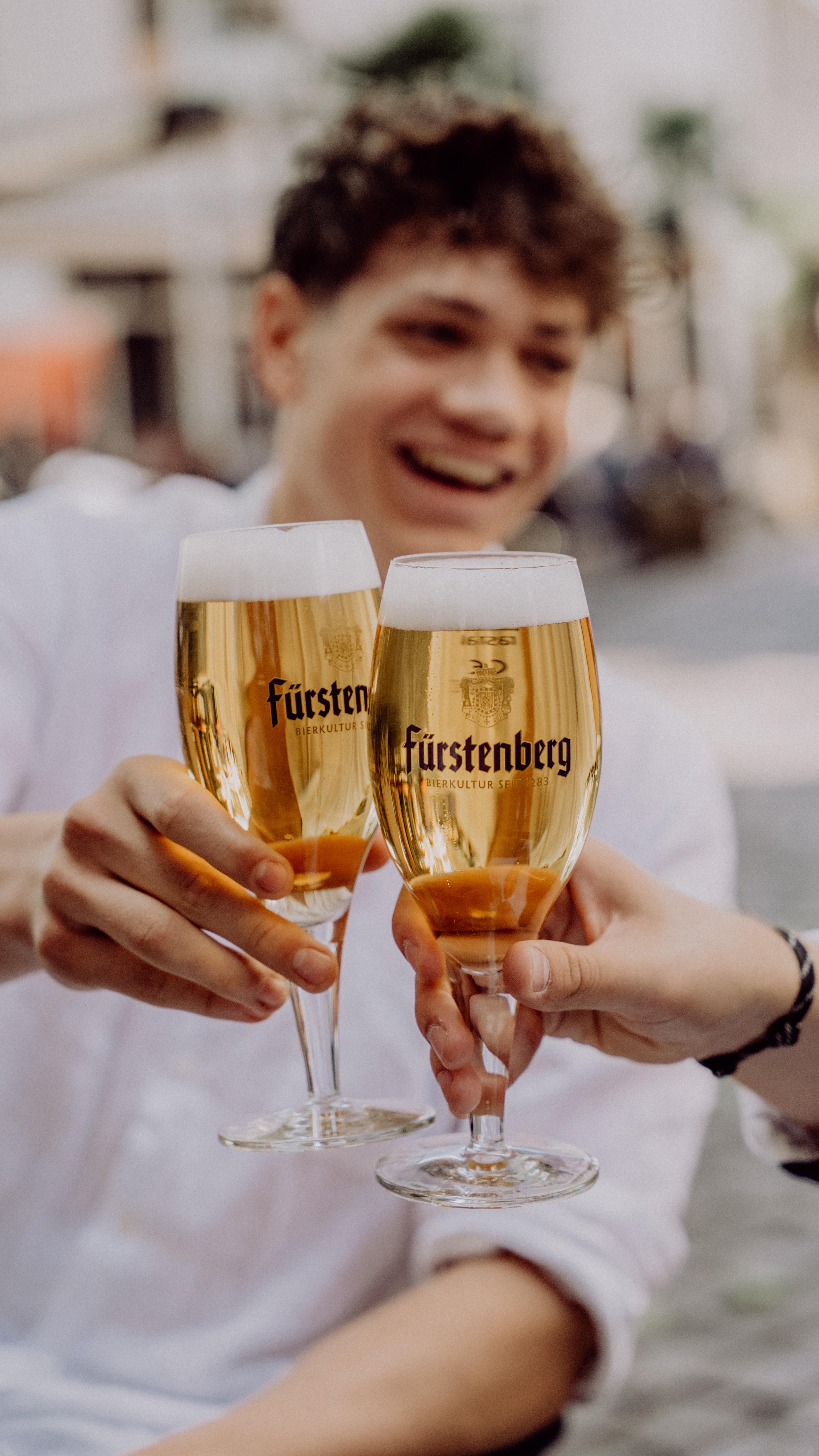 Zwei Bier-Cheers bei NOYA